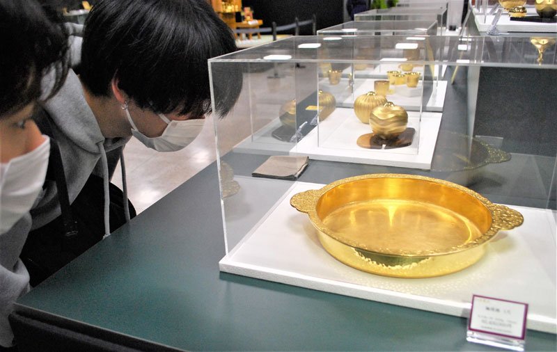 ９２４０万円の金製すき焼き鍋に見入る若者＝船橋市