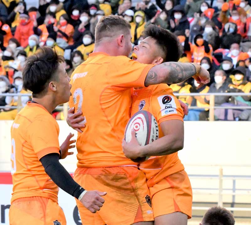 東京ＳＧ戦でトライを決めて喜ぶ東京ベイの木田（右）とマークス（中央）ら＝１２月、味スタ