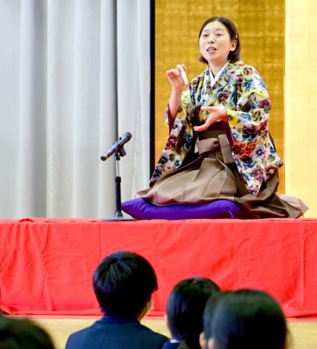 後輩の前で「時そば」を披露する三遊亭律歌さん＝白子町立白子中