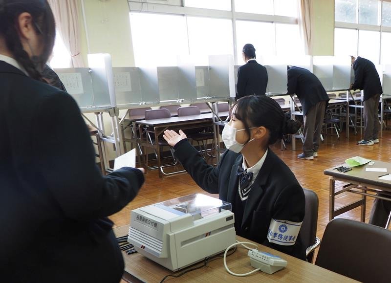 投票用紙の交付を受け、模擬投票をする袖ケ浦高生＝袖ケ浦市
