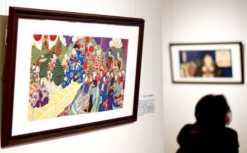 歴代の市川團十郎が演じた歌舞伎の浮世絵が並ぶ展示会＝成田市
