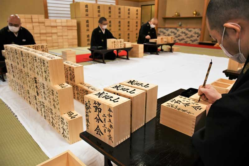 成田山新勝寺、節分会へ福枡作り　「開運招福」願い３６５個　３年ぶり舞台設置
