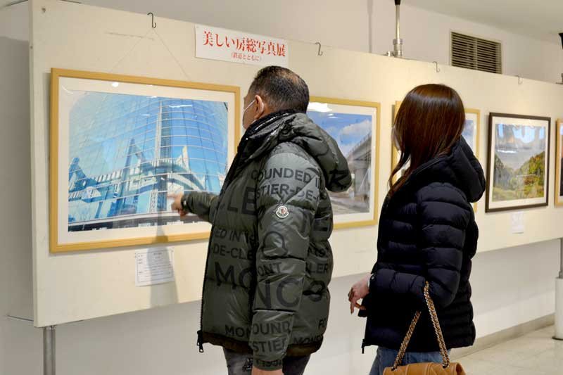 鉄道と房総の風景が写る作品が並ぶ写真展＝千葉市中央区のそごう千葉店