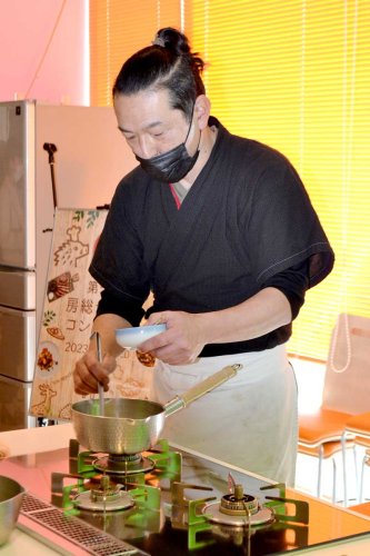 房総ジビエコンテストで調理する山本さん＝千葉市緑区