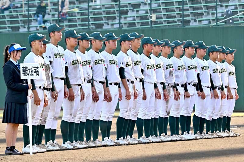 秋季関東高校野球大会で準優勝した専大松戸ナイン＝昨年１０月３０日、大宮公園