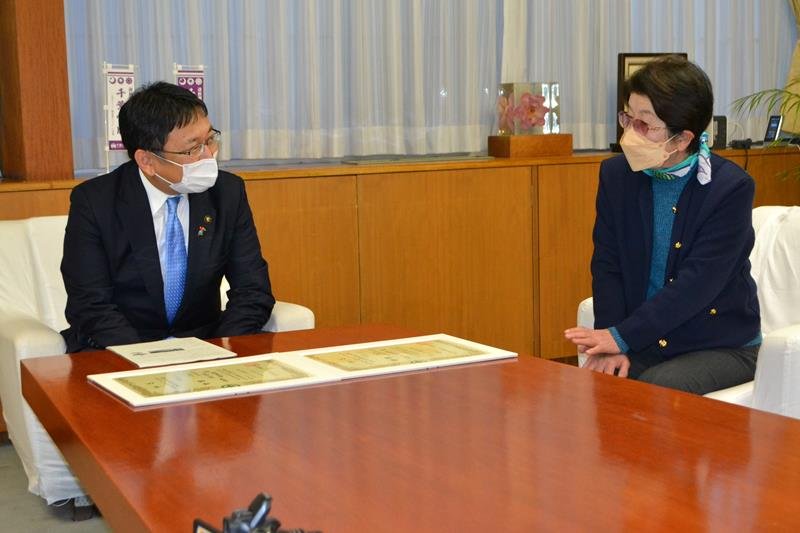 ターゲットバードゴルフの魅力を語る坂内さん（右）＝千葉市役所
