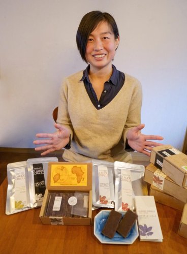 サントメ・プリンシペ産のチョコレートを紹介する中沢さん＝いすみ市
