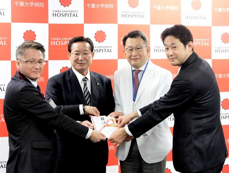 横手院長（左から３人目）に目録を手渡すフレスコの阿久津社長（同２人目）ら＝千葉市中央区