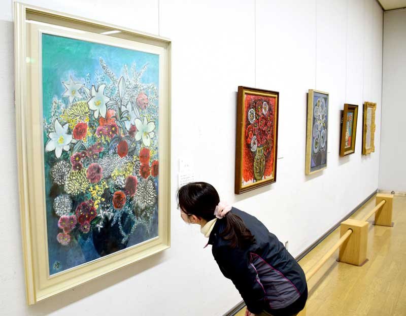 茂原ゆかりの作家が描いた花の作品が並ぶ＝茂原市立美術館・郷土資料館