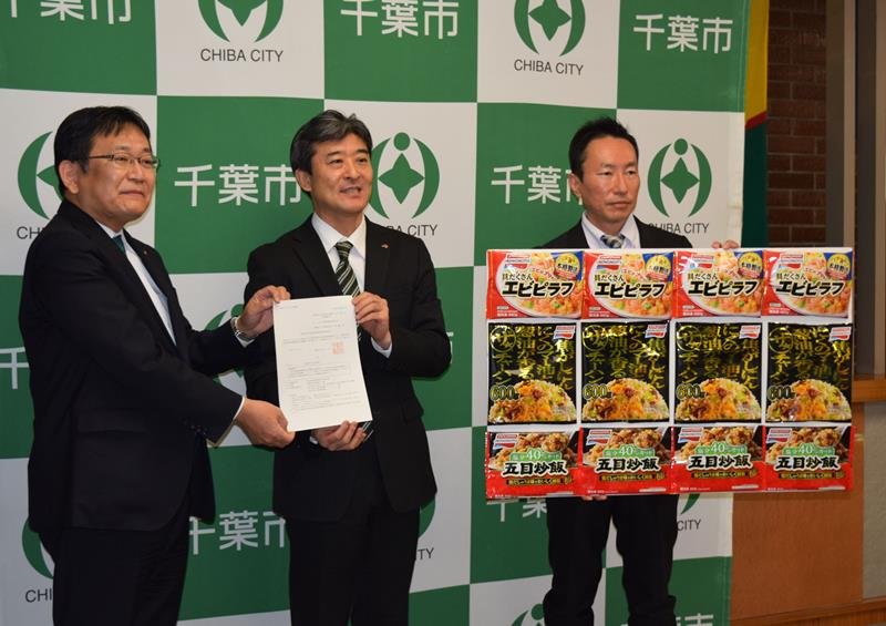神谷市長（左）から認定書の交付を受ける羽賀部長（中央）＝２７日、千葉市役所
