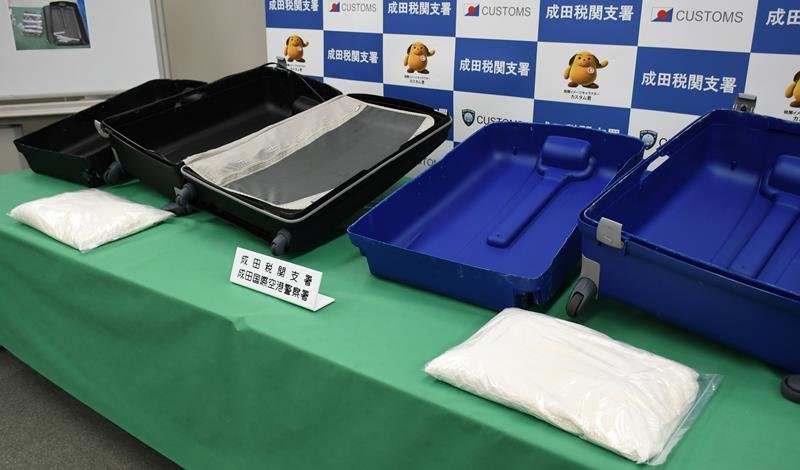 成田空港で摘発されたコカインと二重底に加工されたスーツケース＝２７日、成田市