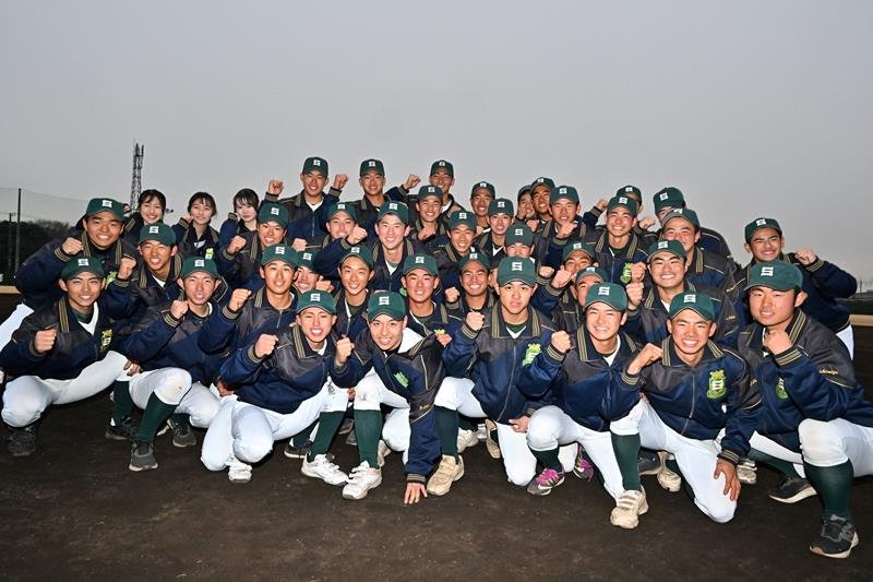 ２年ぶり２度目の選抜高校野球大会出場が決まり喜ぶ専大松戸ナイン＝松戸市内
