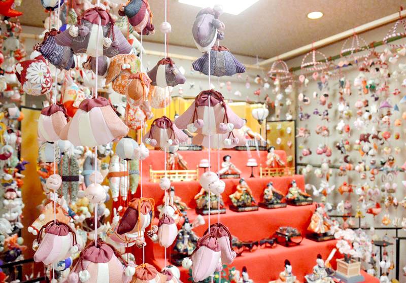 「マリーノ」内で飾られているつるし雛＝山武市
