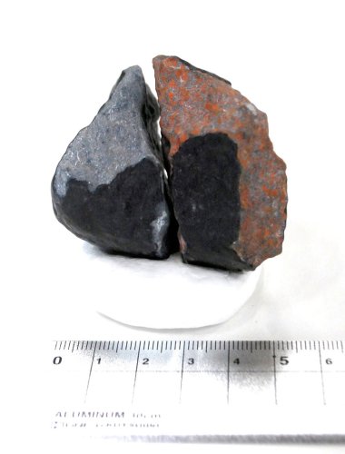 習志野市が発注製作し、２０日から市役所に展示する「習志野隕石１号」の精巧な模型

