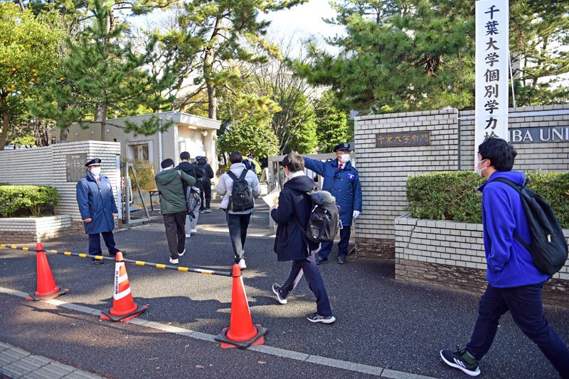 国公立大２次試験前期日程の会場に向かう受験生ら＝２５日、千葉市稲毛区の千葉大学西千葉キャンパス