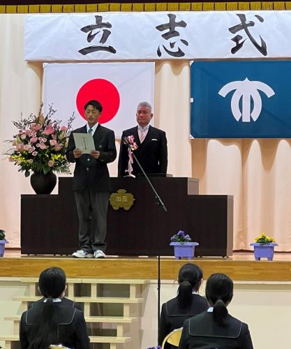 立志式で誓いの言葉を述べる生徒＝市原市の加茂学園
