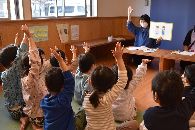 保育士の質問に元気よく答える園児＝千葉市中央区のそがチャイルドハウス保育園