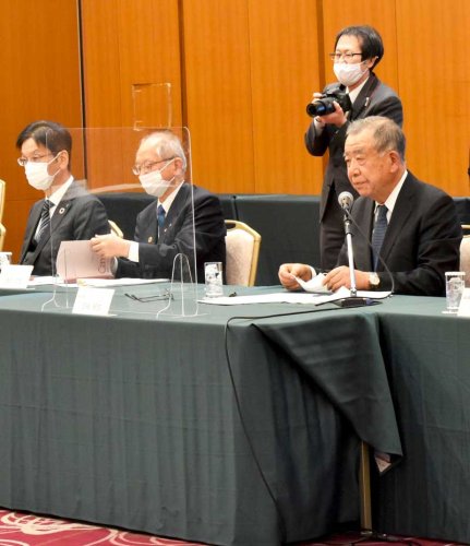 懇談会に臨んだ県経営者協会の三枝会長（右）ら＝１日、千葉市