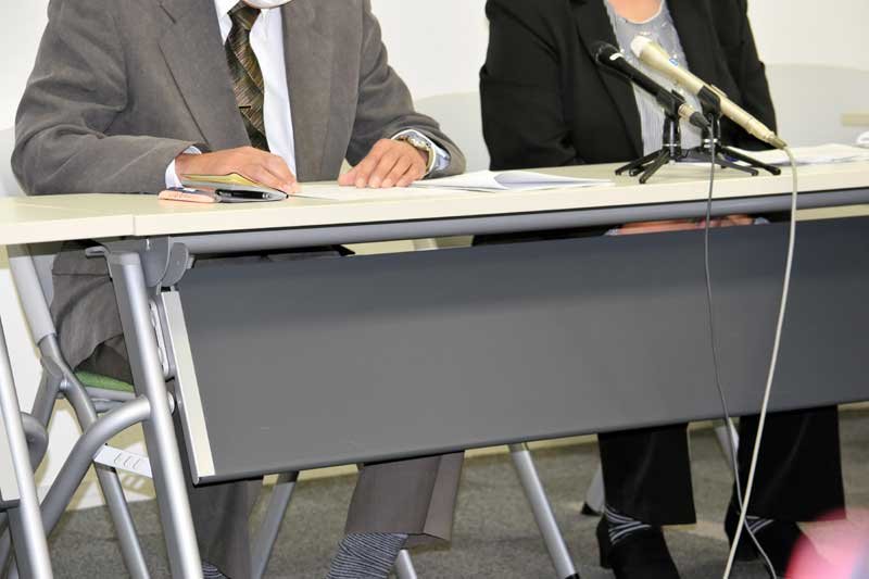 判決後に会見した女性の両親＝１日午後、千葉市中央区