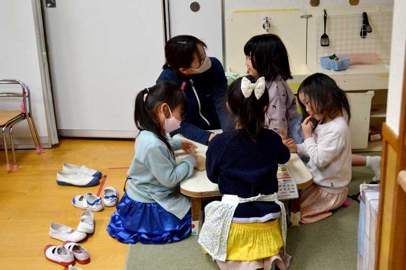 千葉市立新宿保育所では、保育士や一部の園児もマスクを着用している＝同市中央区