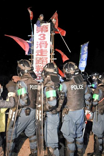強制執行に向けて空港反対派を取り囲む県警機動隊員＝１５日午後８時１０分ごろ、成田市天神峰