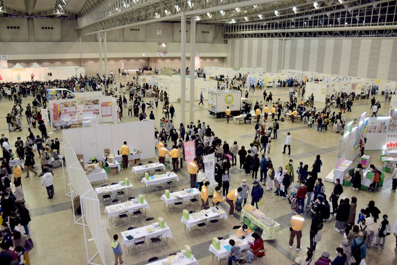 家族連れらでにぎわったコープみらい主催の「きやっせ物産展」＝１９日、幕張メッセ
