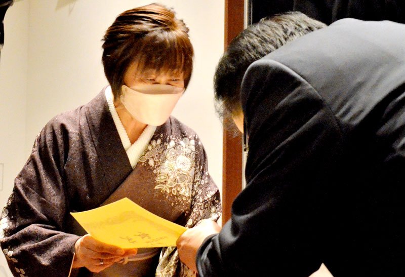 千葉日報大賞に選ばれ、賞状を受け取る濱田さん（左）＝２６日、千葉市中央区の県立美術館