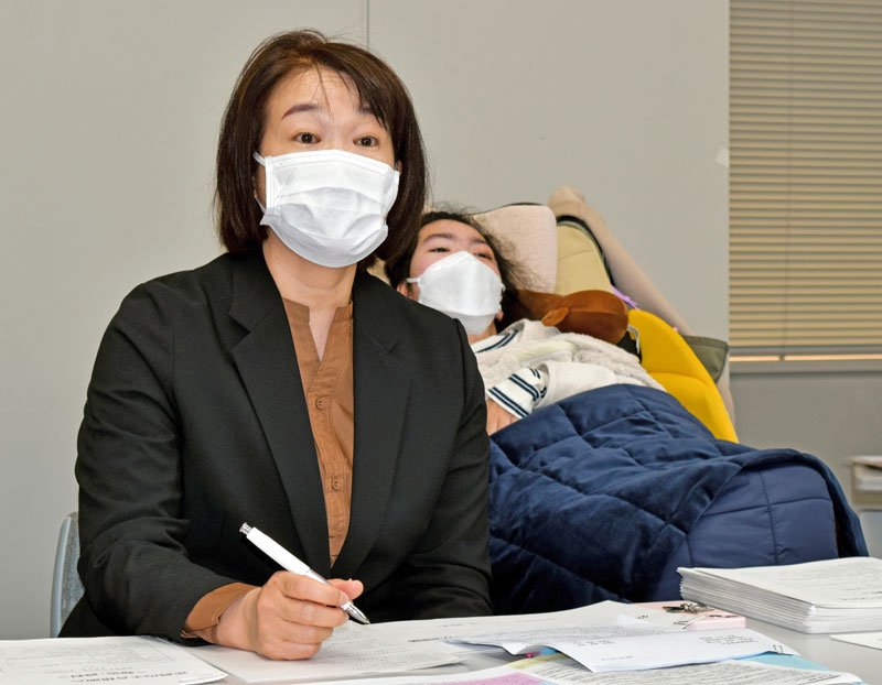 記者会見で定員内不合格の見直しを訴える雑賀貴子さん（左）と娘の美佳さん＝県庁
