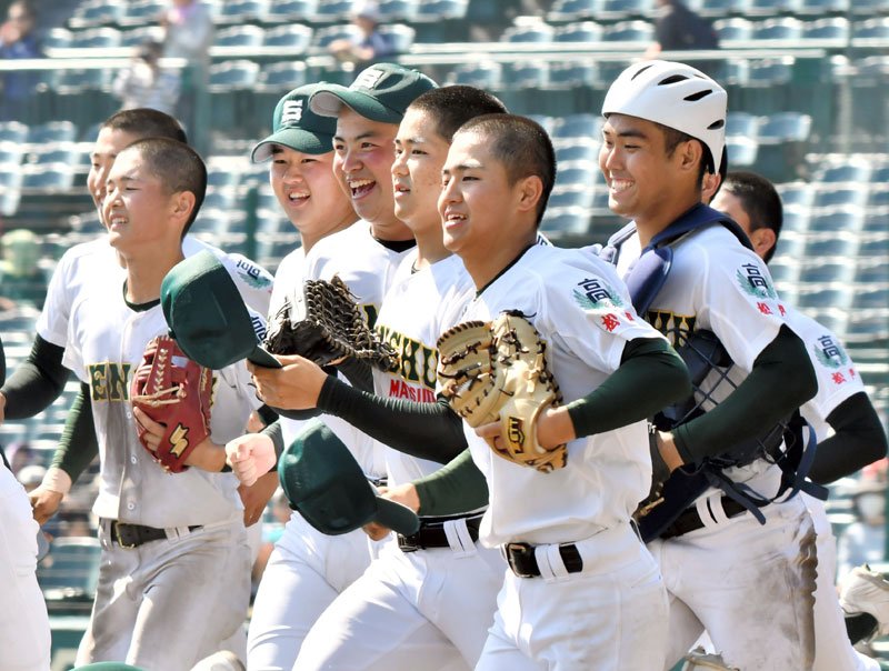 選抜高校野球大会で初戦突破し、笑顔の専大松戸ナイン＝２２日、兵庫県西宮市の阪神甲子園球場
