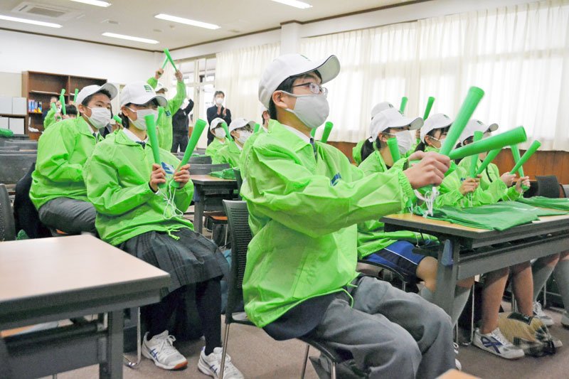 校内で応援する生徒ら＝２２日、松戸市の専大松戸高校
