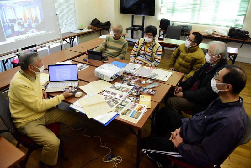 記念誌の編集作業を行う千葉言友会の会員＝千葉市中央区
