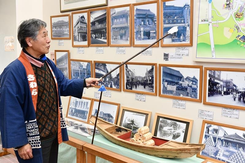佐原の町並みについて説明する佐藤さん＝香取市