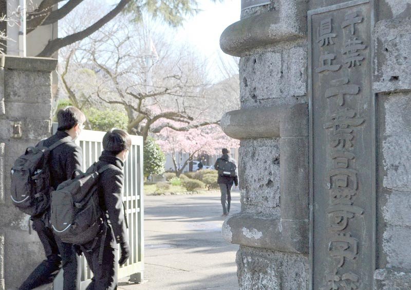試験会場に向かう受験生ら