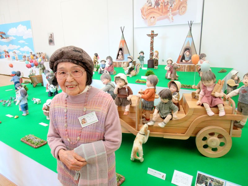 集大成となる個展を開催中の人形作家、早野たづ子さん＝市川市