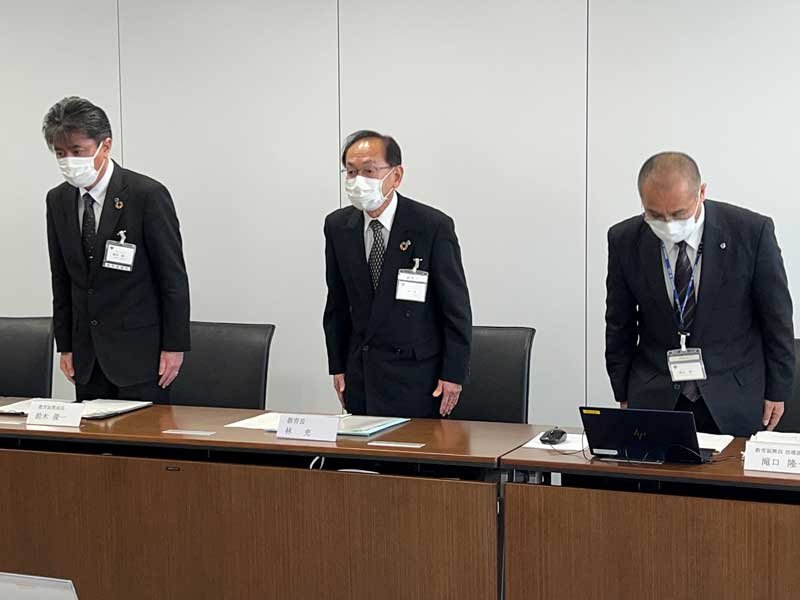 「いじめ重大事態」の調査報告書を発表し、謝罪する市原市教委の林充教育長（中央）と、鈴木俊一調査委員長（左）ら＝３日、市原市役所