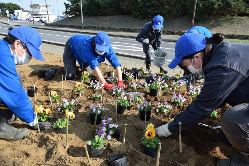 花壇作りを進める高校生ら＝旭市