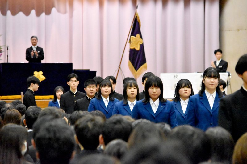 ほとんどの卒業生がマスクを外して参加した千葉南高校の卒業式＝８日午前、千葉市中央区