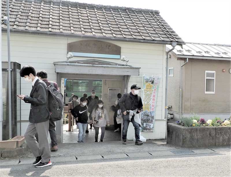 上総亀山駅で下車する利用客＝９日、君津市