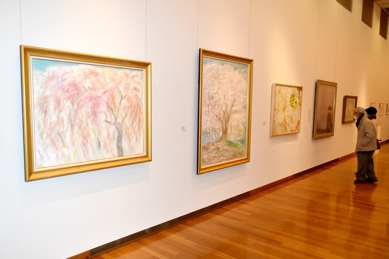 桜にちなんだ作品が展示されている「サクラ×佐倉」＝佐倉市新町の市立美術館