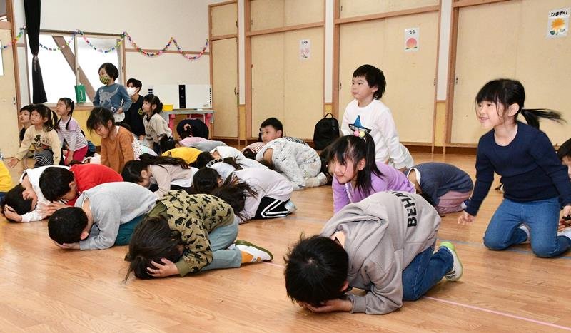 頭を守るため「からにこもる」ポーズをする子どもたち＝１０日、香取市の佐原保育所
