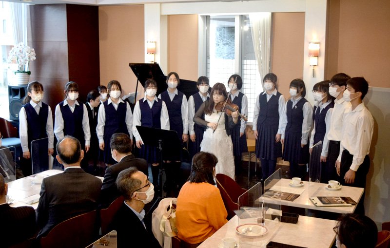 加藤さん（中央）と共演する千葉中の生徒たち＝１１日、千葉市中央区