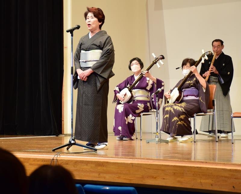 三味線や尺八の音色に合わせ美声を披露する参加者＝茂原市

