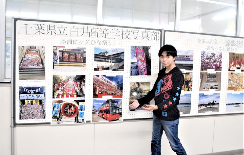 白井高の写真部が北総線西白井駅構内で開いている写真展。４月３～１２日は白井駅に展示予定＝白井市