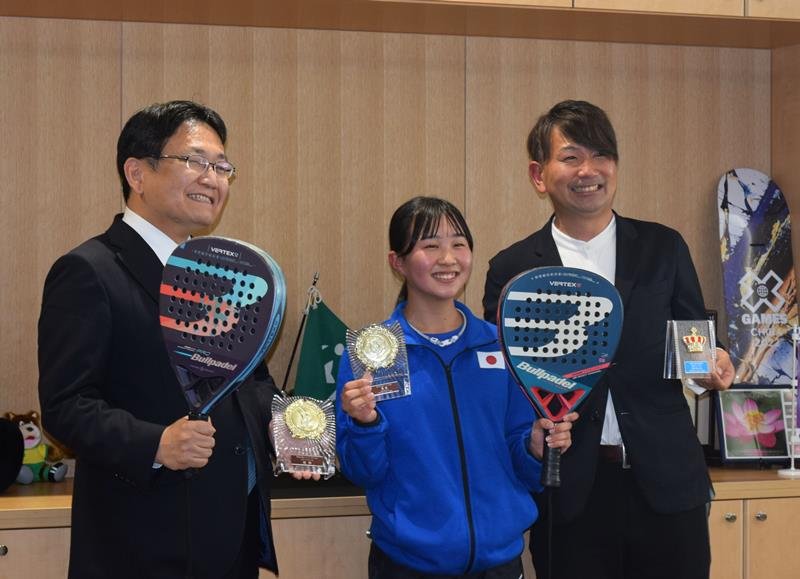 神谷市長（左）に最優秀ジュニア選手賞を報告する内海さん（中央）。右は内海さんの父親、信仁さん＝千葉市役所
