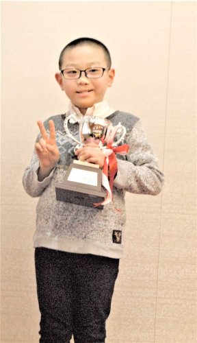 藤井五冠も過去に制している将棋の小学生全国大会で優勝した北川君＝船橋市役所