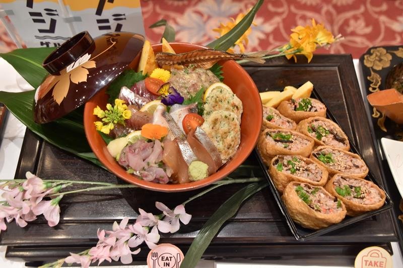 なめろうやさんが焼き、シマアジのあぶりなど８種類のアジ料理が味わえる大徳家の「夢のアジ八種丼！！」。さんがや長ひじきなどが入った「南総さんが稲荷！！」はお土産として持ち帰れる
