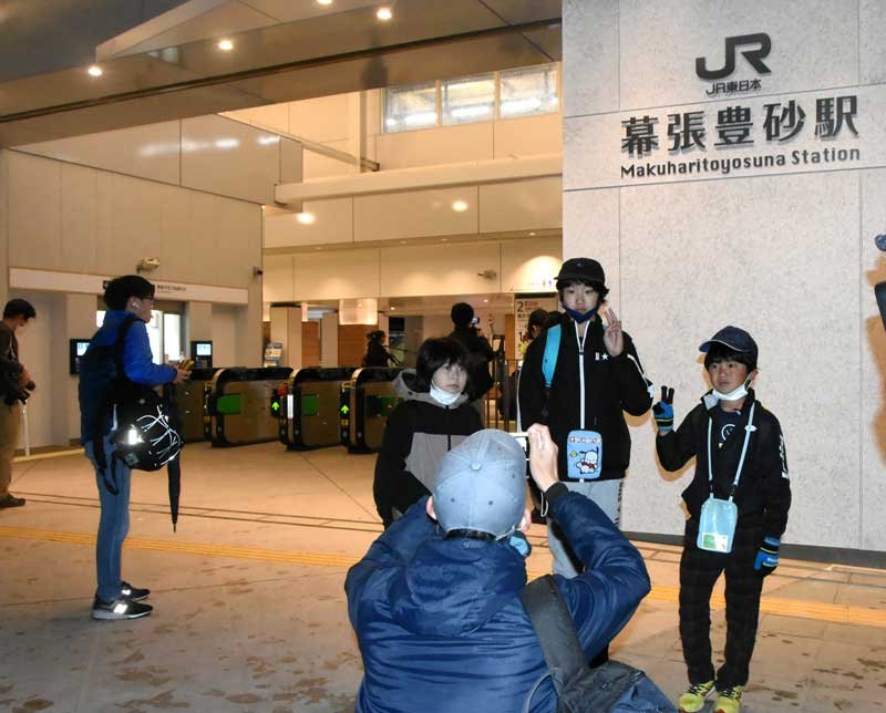 ＜新駅「幕張豊砂」誕生＞ファン熱狂、記念の切符を求め長蛇の列　雨にめげず徹夜組も
