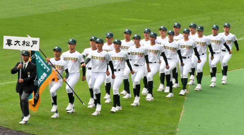 専大松戸ナイン、堂々と行進　センバツ高校野球開幕　４年ぶりチームで球場一周形式