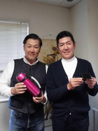 自社製品を持つ加藤社長と常務取締役木村氏
