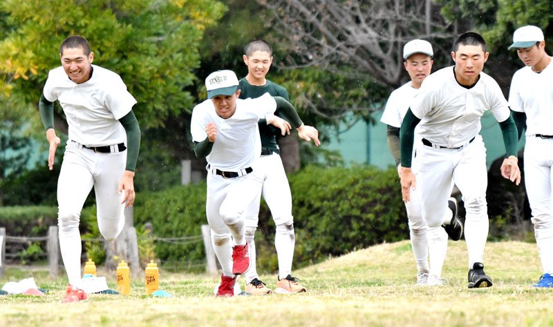 常葉大菊川との初戦に向けて調整する（左から）専大松戸の渡辺翼、広川、清水陽＝２１日、兵庫県西宮市
